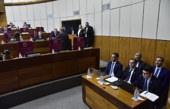 Marco Aurelio González, Miembro Titular del Directorio, y Miguel Ángel Mora, presidente Interino del Banco Central del Paraguay, aguardan comparecer ante la Cámara de senadores.
