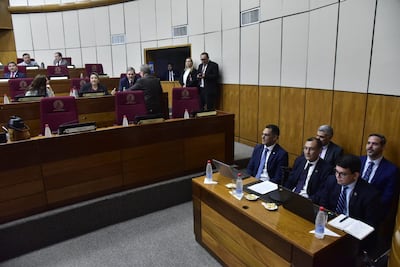 Marco Aurelio González, Miembro Titular del Directorio, y Miguel Ángel Mora, presidente Interino del Banco Central del Paraguay, aguardan comparecer ante la Cámara de senadores.