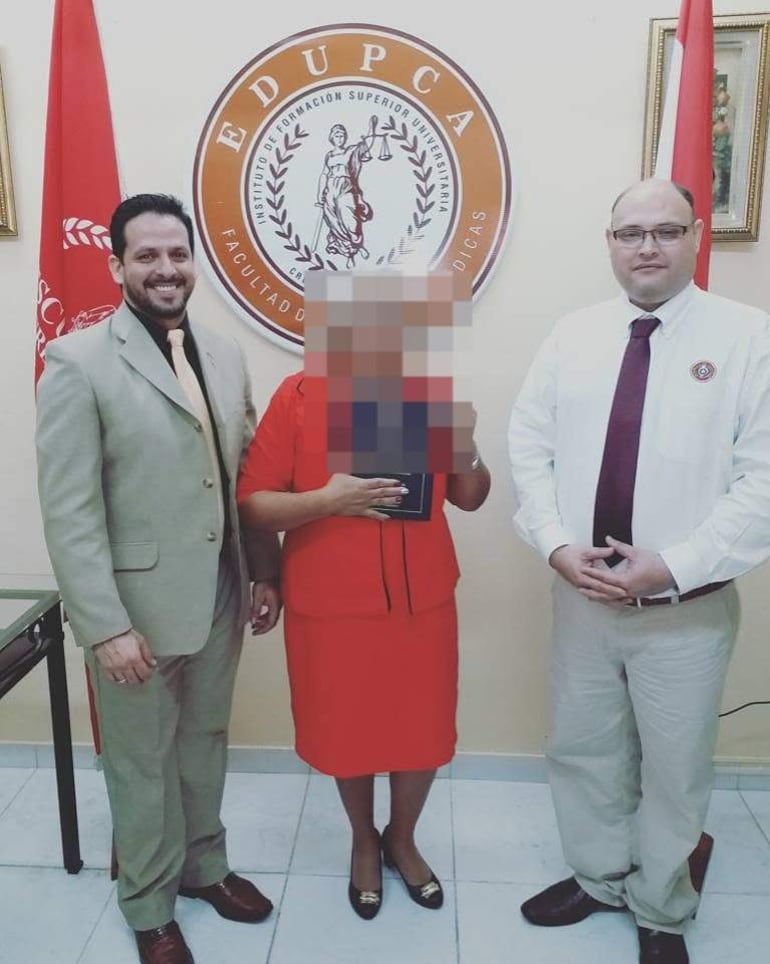 Iván Schmeda Cuandú, exdirector jurídico del MEC y Emilio Guevara, con una egresada, en el Instituto de Educación Superior "Edupca".