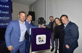 Directivos de Exxel Technologies realizaron el tradicional toque de campana en la Bolsa de Valores de Asunción.