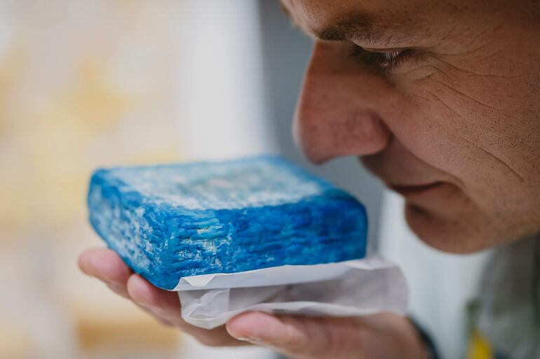 Kuba Maziarczyk, miembro del super jurado y productor de queso polaco, huele un trozo de queso durante la 37ª edición de los World Cheese Awards, organizados por el Guild of Fine Food, en Berna, el 13 de noviembre de 2025.