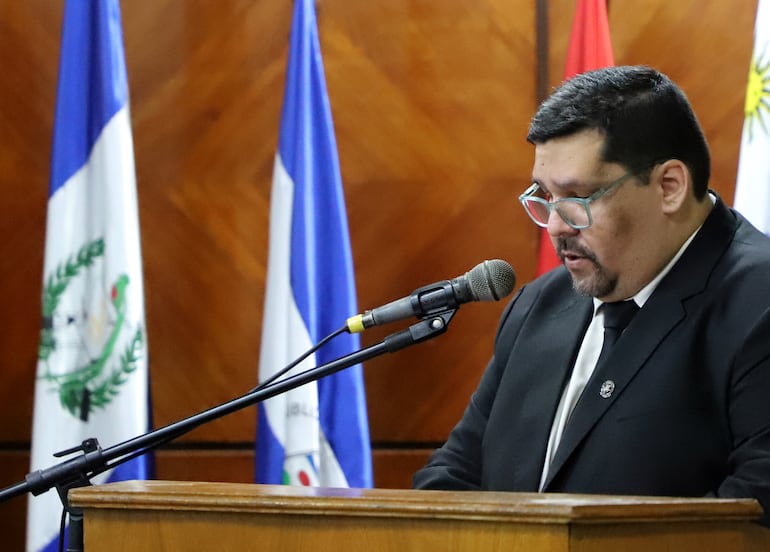MARTA ESCURRA 24-03-2026 Lanzamiento del libro Dano Moral de la Dra Dominga Troche en el salon de las banderas del Ministerio de Defensa. Prof. Dr. José María Caballero.