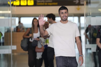 Rodrigo Hernández, a su llegada al aeropuerto del Barcelona. El volante se inició en Villarreal y militó igualmente en Atlético Madrid, desde donde pasó al Manchester City, en el 2019.