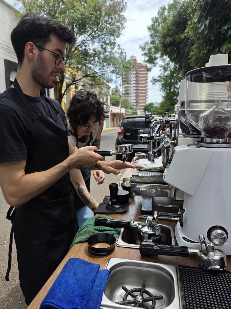 MARTA ESCURRA 21-01-2026 Cafe de especialidad Perro Blanco emprendimiento de Sebastian Rolon y Cesia en la calle Iturbe casi Fulgencio R Moreno inspirado en Billie una husky siberiana blanca Asuncion Paraguay