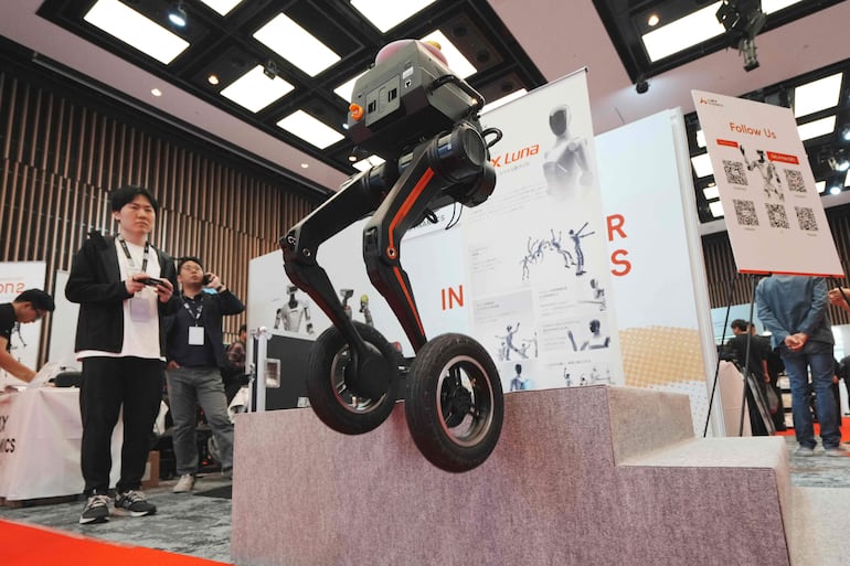 El robot bípedo multimodal TRON1, de LimX Dynamics, realiza una demostración al saltar desde una plataforma durante la Humanoids Summit Tokyo 2026 en Tokio el 28 de mayo de 2026.