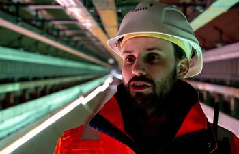 El director de tecnología e ingeniería de EHC, Marinus Van Der Meis, habla en el Centro Europeo Hyperloop (EHC), dentro de un túnel de 420 m de largo que sirve como instalación de pruebas, construido para desarrollar tecnologías Hyperloop como un posible futuro sistema de transporte sostenible, en Veendam.