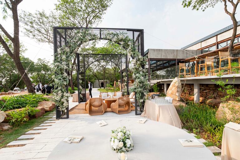 La fiesta de bodas fue en Es Vedrá en la ciudad de San Bernardino, y estuvo decorada por La Finestra.