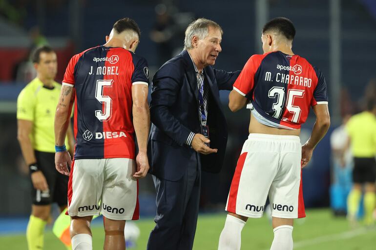 El entrenador de Cerro Porteño Ariel Holan (c) habla con los jugadores este martes, en un partido de la fase de grupos de la Copa Libertadores entre Cerro Porteño y Junior en el estadio La Nueva Olla en Asunción (Paraguay).