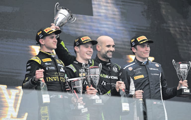 Joshua Duerksen (centro) festejando en el podio con Leonardo Fornaroli (izq.) y Luke Browning.