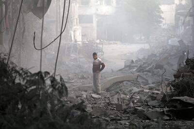 Un hombre entre los escombros de edificios destruidos por bombardeos israelíes en Bureij, en la zona central de la Franja de Gaza.