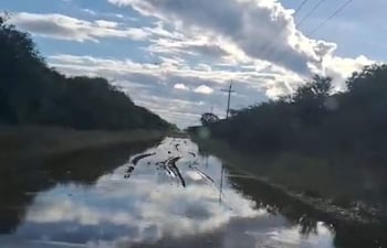 Camino inundado con agua acumulada por falta de canalizacion.