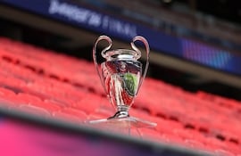 El trofeo de la Champions League en el estadio Puskás Arena, sede de la final PSG vs. Arsenal.
