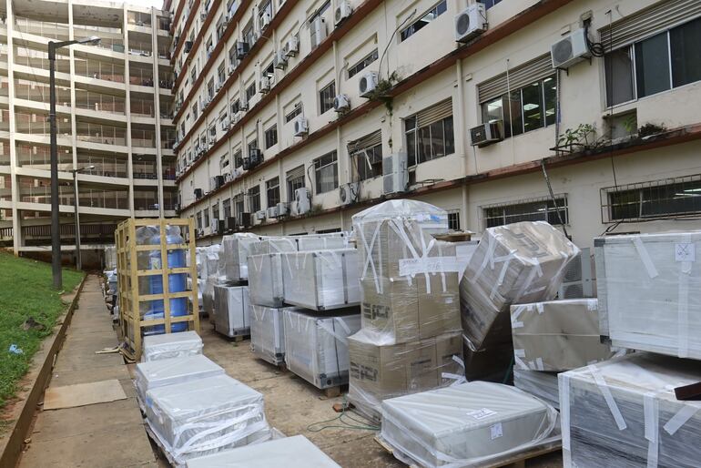 Mientras los asegurados reclaman falta de medicamentos, equipos médicos sin respaldo de documentos fueron abandonados por varias semanas en el Hospital Central del IPS. 