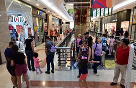 Un fin de semana de muchos descuentos preparan los centros comerciales de varias ciudades.