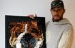 Lewis Hamilton con el retrato de Roscoe hecho con piezas de Lego.
