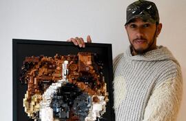 Lewis Hamilton con el retrato de Roscoe hecho con piezas de Lego.