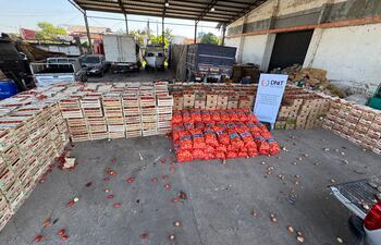 Más de 1.000 cajas de tomates sin documentación fueron incautadas en Fernando de la Mora.