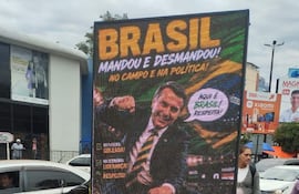 Uno de los carteles ofensivos contra Paraguay en Ciudad del Este contenía la imagen del expresidente Jair Bolsonaro.