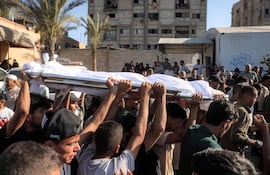 Varias personas transportan el cuerpo de una víctima de un ataque israelí el pasado miércoles en Jan Yunis, en el sur de la Franja de Gaza.