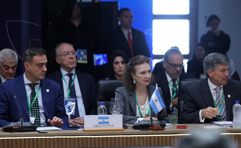 Diana Mondino (centro) canciller argentina en representación del gran ausente Javier Milei.