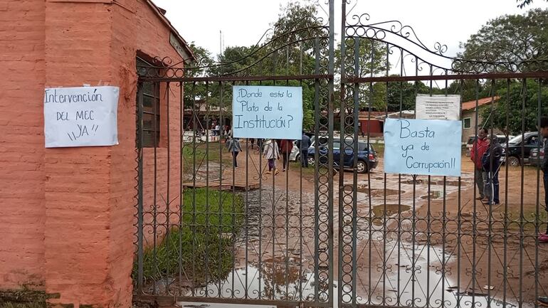Los padres pegaron carteles en el acceso de la institución.