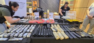 Parte de las evidencias que fueron encontradas e imncautadas de la caleta que los sospechosos tenía en la parte posterior del tinglado. Los investigadores sospechan que serían enviadas a la organización criminal brasileña Comando Vermelho.