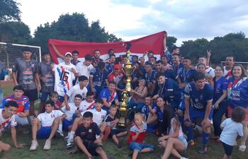 Deportivo 1° de Marzo, campeón por segunda vez en 44 años de historia, con el trofeo de campeón del torneo oficial de fútbol de campo organizado por la Liga Deportiva de Amambay (Pedro Juan Caballero).
