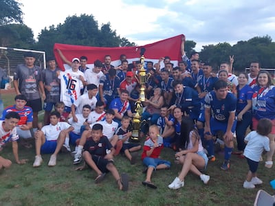 Deportivo 1° de Marzo, campeón por segunda vez en 44 años de historia, con el trofeo de campeón del torneo oficial de fútbol de campo organizado por la Liga Deportiva de Amambay (Pedro Juan Caballero).