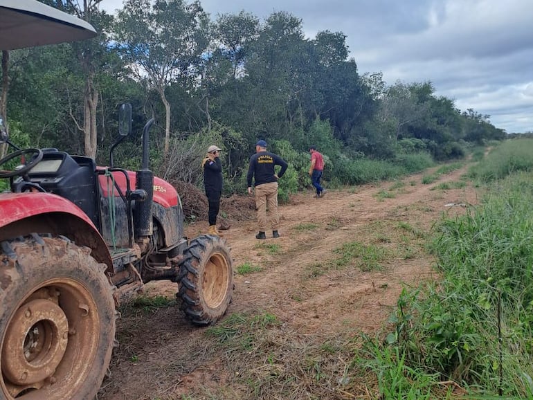 Policías de Investigaciones de Boquerón trabajan en la zona Cuatro Boca'i, donde se encontraron los restos del helicóptero y el cuerpo del piloto.