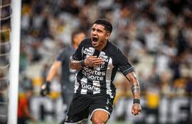 Antonio Galeano grita todo pulmón su gol para la clasificación del Ceará.