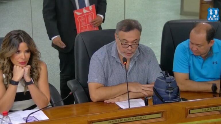 Humberto Blasco (c), Fiorella Forestieri (i) y Félix Ayala (d), parte de la bancada del PLRA en la Junta Municipal de Asunción.