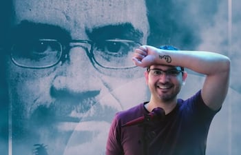 El cantante y psicólogo brasileño Samuca Luna presenta "Cronovisor", un espectáculo inspirado en la vida y obra de Renato Russo.