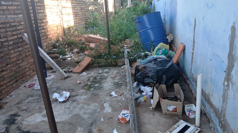 Al lento avance de los trabajos, preocupa la dejadez de la institución, ya que en muchas partes se acumulan suciedad, lo que propicia que atraiga animales.