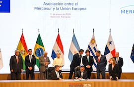 Ante la mirada de los dignatarios, el comisario europeo de Comercio, Maroš Šefcovic (c) observa a Rubén Ramírez. Fue el sábado.