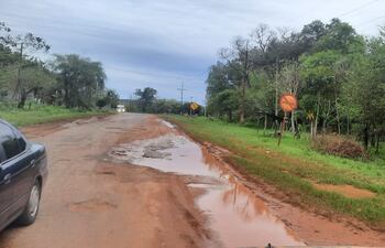 En estas condiciones se encuentra el kilómetro 55 del tramo que une Tobatí con Arroyos y Esteros, donde los baches y el deterioro del pavimento dificultan el tránsito vehicular y generan molestias a los conductores que a diario utilizan esta vía.