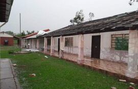 Edificios de la Escuela N.º 4266 Norberto A. Lezcano muestran techos dañados tras el temporal en un entorno húmedo.