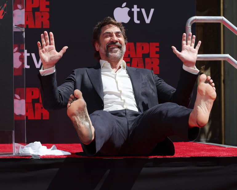 ¡Feliz! Javier Bardem en el TCL Chinese Theatre IMAX de Hollywood. Bardem fue homenajeado con la tradicional ceremonia de huellas de manos y pies en reconocimiento a sus contribuciones a la industria cinematográfica. (EFE/EPA/NINA PROMMER)