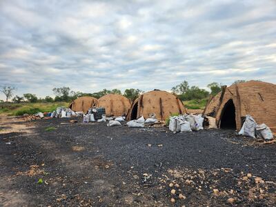Varias bolsas de carbón vegetal cargadas al lado de los hornos, que en esta imagen estaban sin funcionar.