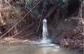 El enorme caño del cual se vierte efluentes el río.