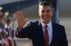 Fotografía de archivo del 12 de enero de 2024 del presidente Santiago Peña, saludando a su llegada al Aeropuerto Internacional La Aurora en Ciudad de Guatemala (Guatemala). EFE/ David Toro.