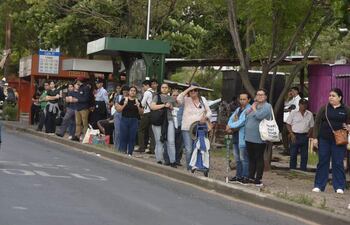 Empeora el sufrimiento de los usuarios del transporte público por las “reguladas” de buses.