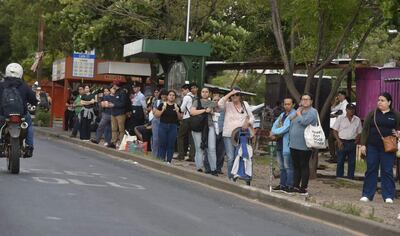 Empeora el sufrimiento de los usuarios del transporte público por las “reguladas” de buses.