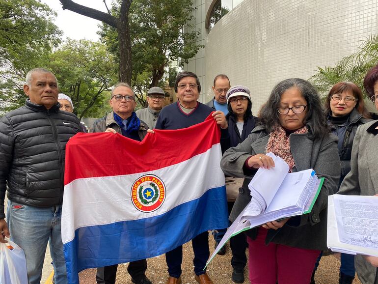Asociación de asegurados y jubilados de IPS presentó un pedido de intervención a la previsional en el Congreso Nacional.