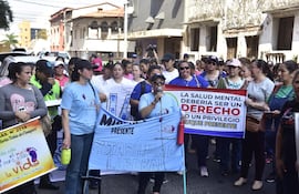 Docentes y psicólogos del programa Primera Infancia llegaron marchando hasta el MEC, esta mañana.