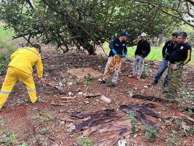 Imágenes del procedimiento. Se encontraron prendas en el lugar que serán sometidas a análisis.