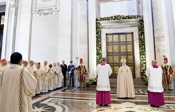 el-papa-francisco-ante-la-puerta-santa-en-el-vaticano-cerrada-ayer-en-el-acto-simbolico-que-pone-fin-al-jubileo-extraordinario-de-la-misericordia-i-200201000000-1525087.jpg