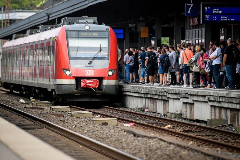 La gente aguarda en el andén de la estación central de Essen, en Alemania.