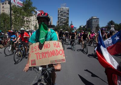 Miles de ciclistas participaron el domingo de una protesta en bicicleta contra el gobierno de Sebastian Piñera en Santiago.