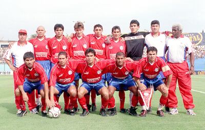 Equipo de Atlético Colegiales en Lima, durante la disputa de la Copa Libertadores del 2000.