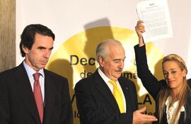 el-expresi-dente-espanol-jose-maria-aznar-i-en-una-imagen-de-archivo-durante-un-acto-con-lilian-tintori-d-la-esposa-del-preso-politico-venezol-203634000000-1427053.jpg